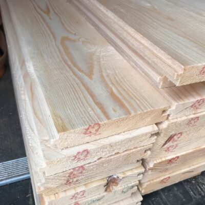 Holzbretter Rauspund Fichtenholz gestapelt