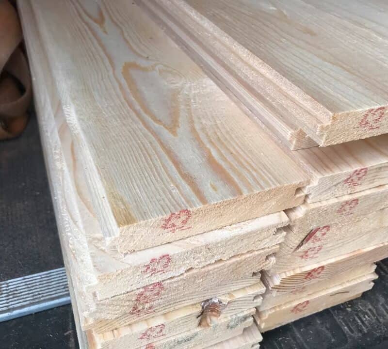 Holzbretter Rauspund Fichtenholz gestapelt